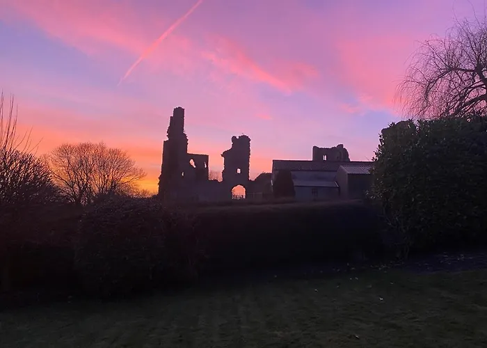 Grooms By Castle Near York * Sheriff Hutton