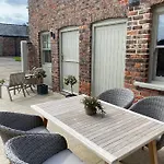 펜션 Grooms By Castle Near York *